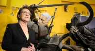 Ewa Kopacz (59 l.) obok figurki wiedźmina Geralta, bohatera gry komputerowej
