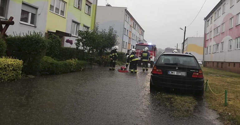 Zalana ulica na cieszkowskim osiedlu