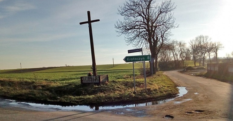 Przydrożne krzyże żegnają podróżnych