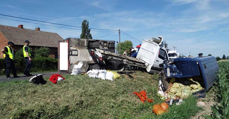 Jeden z samochodów przewoził cebulę w workach