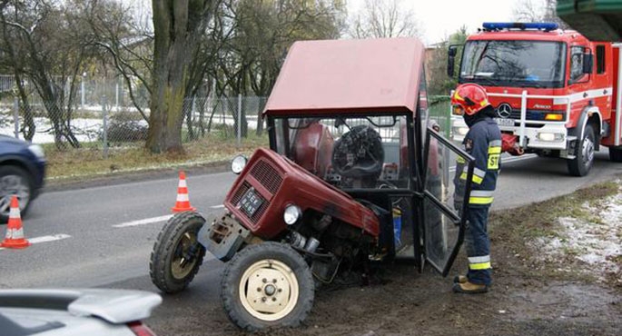 Niesamowite! Osobówka lusterkiem przecięła ciągnik